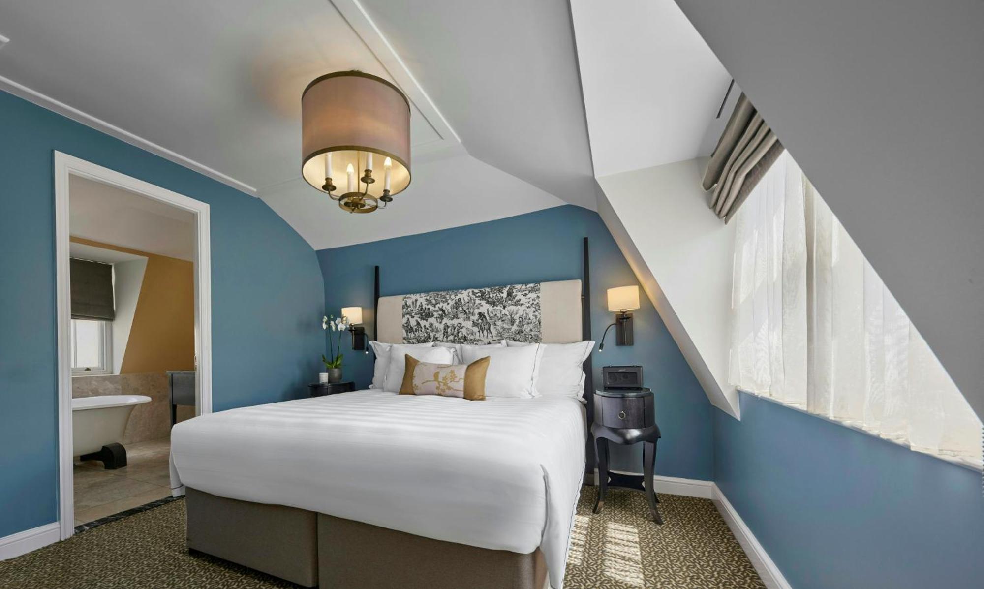 Deluxe Suite Spa Bath